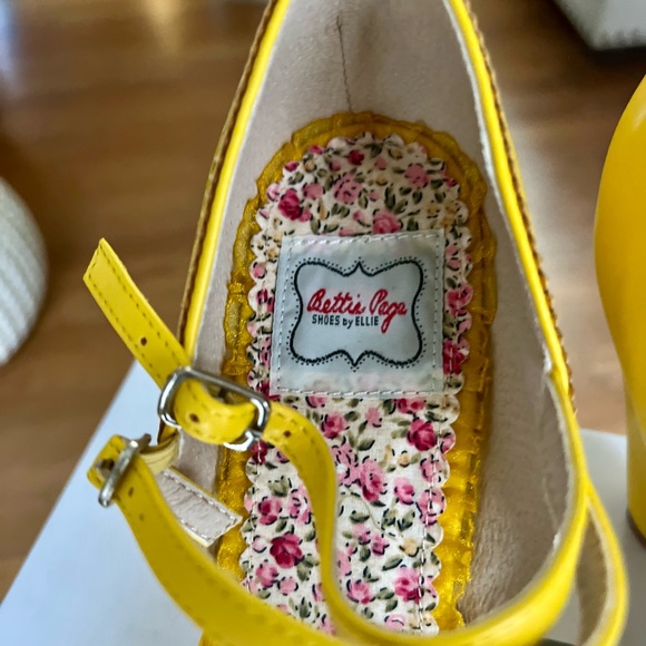 Bettie Page by Ellie Bright Yellow Mary Jane Heels - Picture 5 of 5
